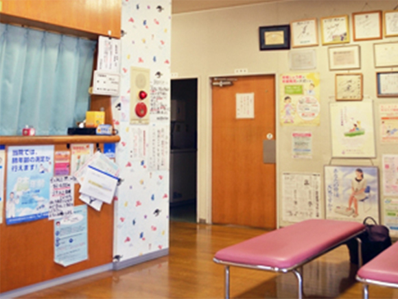 医療法人仁志会 OKAMOTO CLINIC　受付・待合室